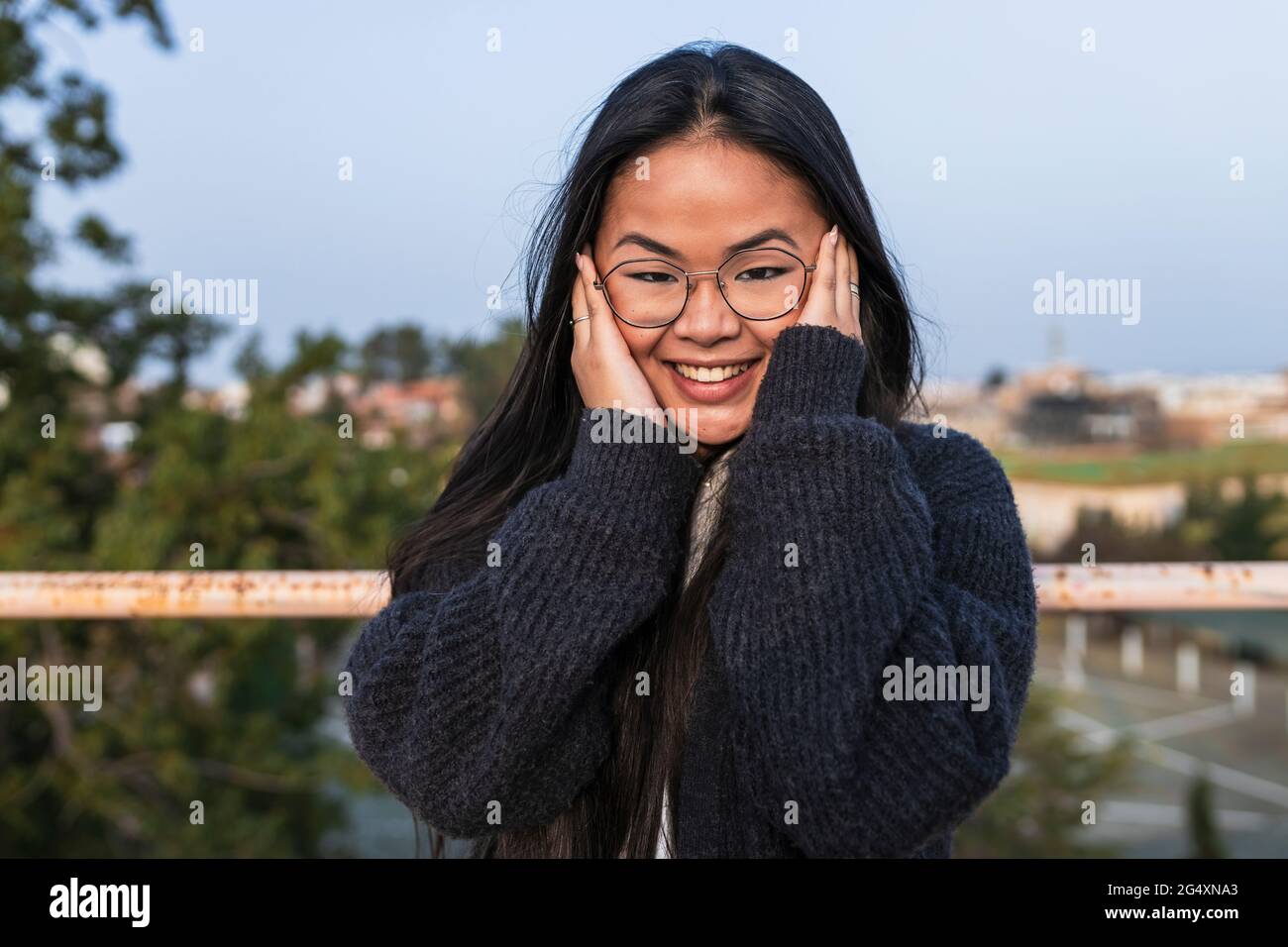 Wearing eyeglasses hi-res stock photography and images - Alamy