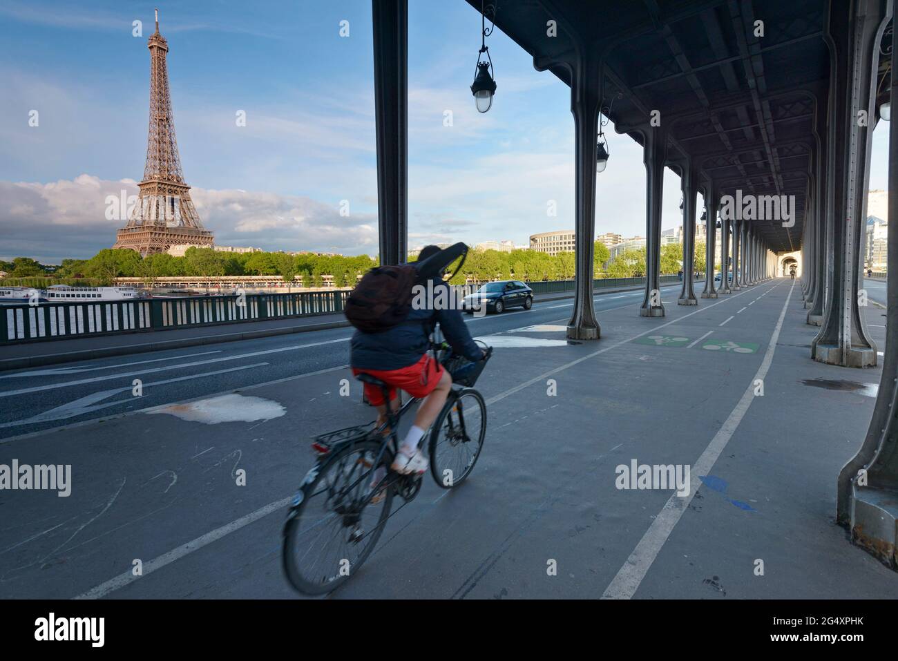 FRANCE, PARIS (75015), CYCLIST ON THE BIR-HAKEIM BRIDGE Stock Photo