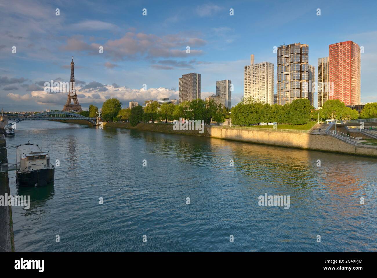 FRANCE, PARIS (75015), THE SEINE, THE QUAI DE GRENELLE BUILDINGS AND THE EIFFEL TOWER Stock Photo