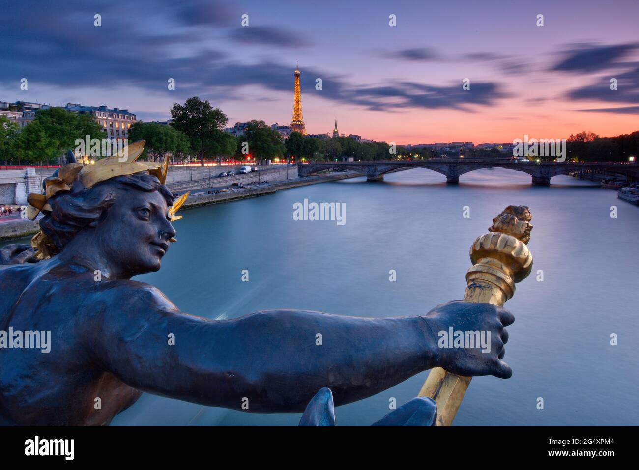 FRANCE, PARIS (75008), NYMPH OF THE NEVA, THE SEINE AND THE EIFFEL TOWER AT DUSK, ALEXANDRE III BRIDGE Stock Photo