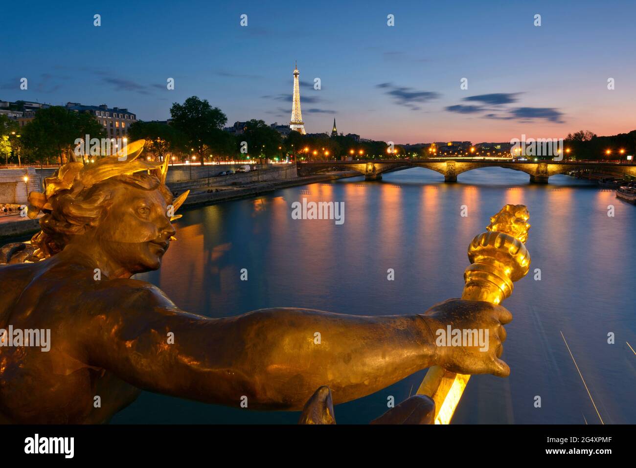 FRANCE, PARIS (75008), NYMPH OF THE NEVA STATUE, THE SEINE AND THE EIFFEL TOWER AT DUSK, ALEXANDRE III BRIDGE Stock Photo