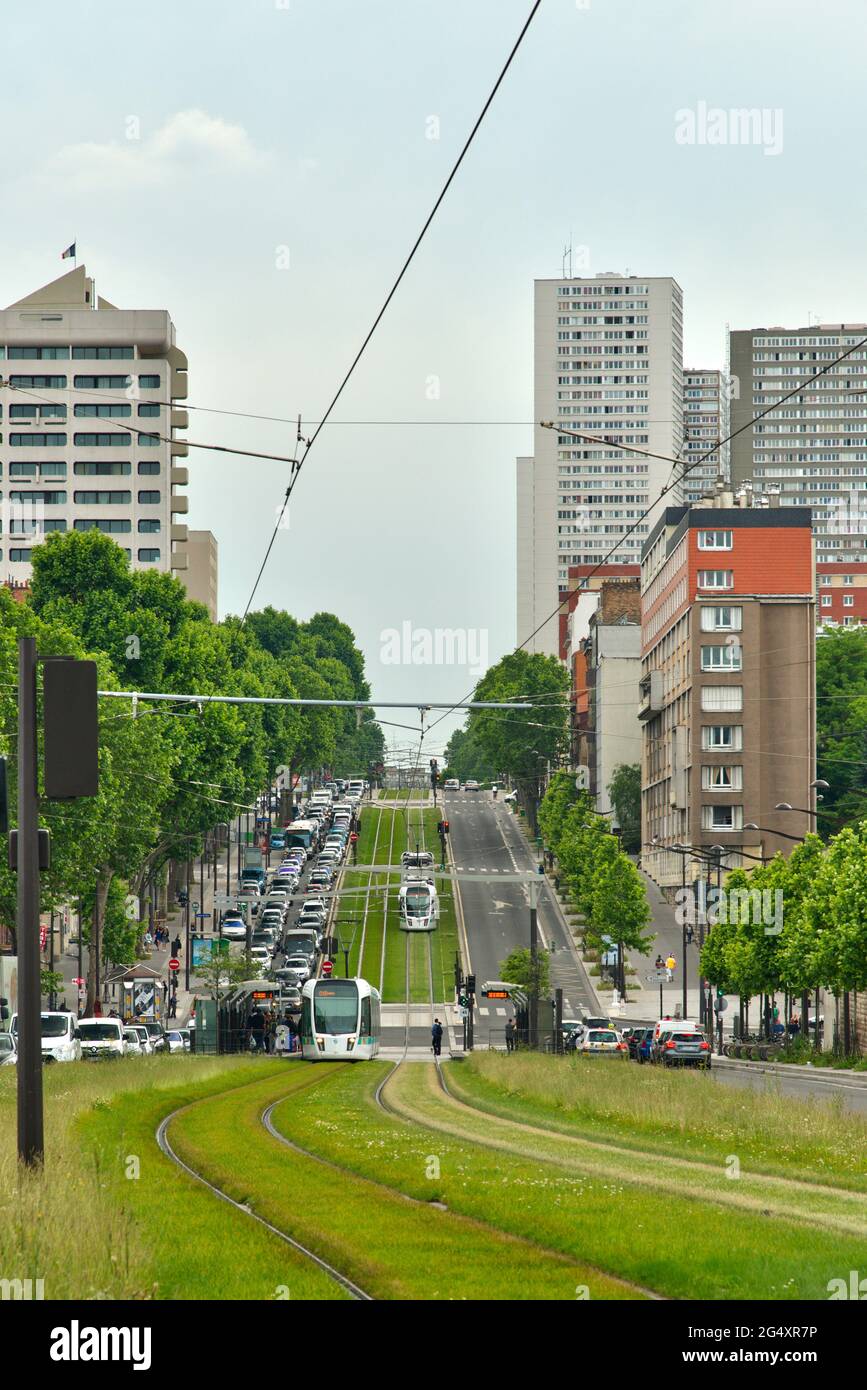 FRANCE, PARIS (75013), BOULEVARD DU GENERAL D'ARMEE JEAN SIMON AND BOULEVARD MASSENA, TRAMWAY LINE T3A (TRAMWAY DES MARECHAUX SUD) Stock Photo