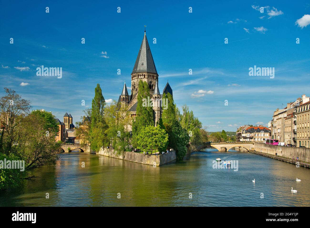 FRANCE, MOSELLE (57), METZ, TEMPLE NEUF ON PETIT-SAULCY ISLAND AND MOSELLE RIVER Stock Photo