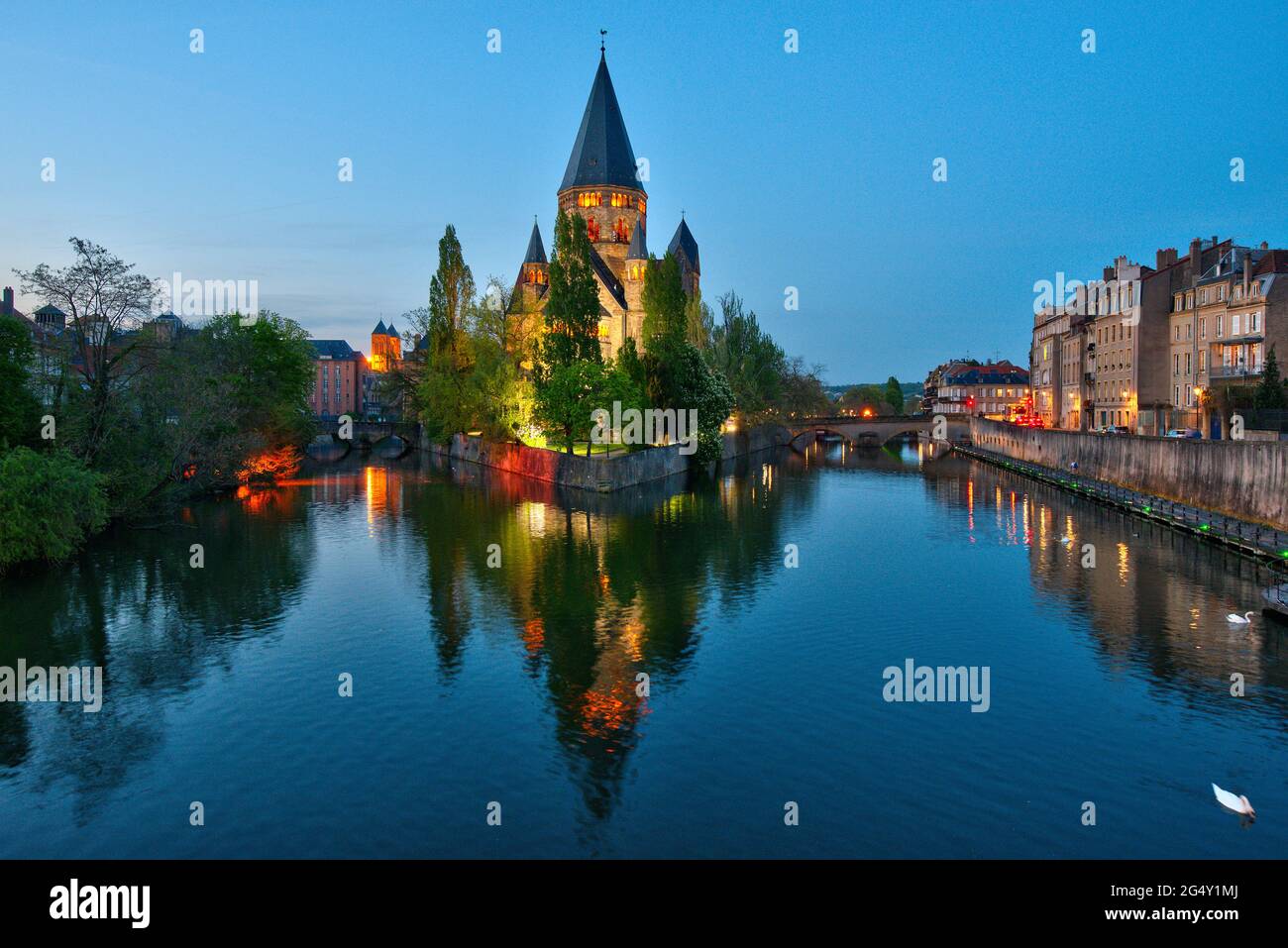 FRANCE, MOSELLE (57), METZ, TEMPLE NEUF ON PETIT-SAULCY ISLAND AND THE MOSELLE AT NIGHT Stock Photo