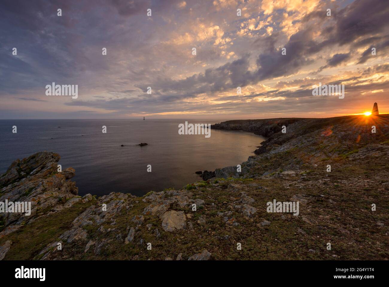 FRANCE, FINISTERE (29), ILE D'OUESSANT, ROC'H HIR POINT AT SUNSET, IROISE SEA AND IN THE DISTANCE LA JUMENT LIGHTHOUSE Stock Photo