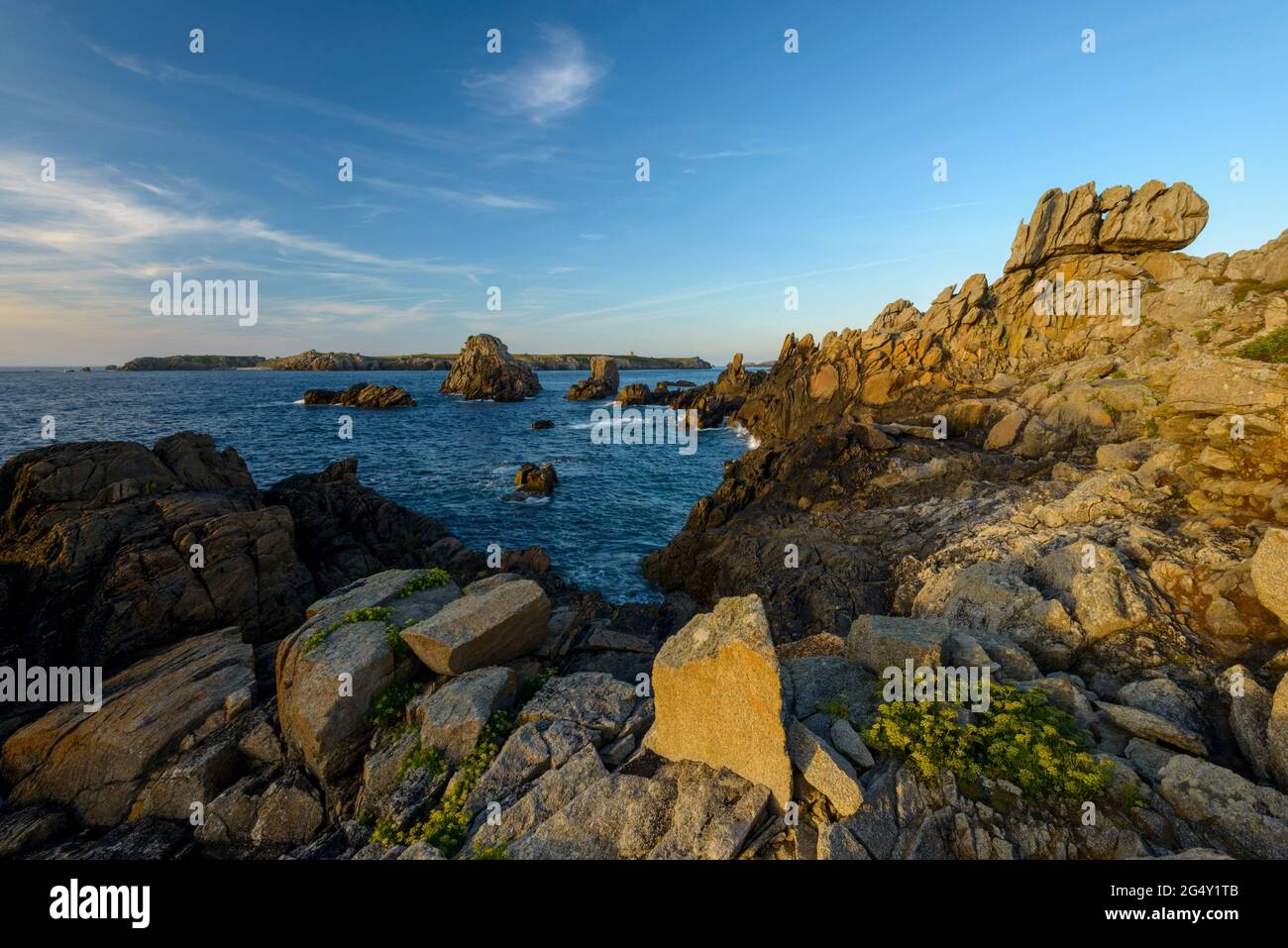 FRANCE, FINISTERE (29), ILE D'OUESSANT, CORN HERE ROCKS AND IN THE BACKGROUND KELLER ISLAND Stock Photo