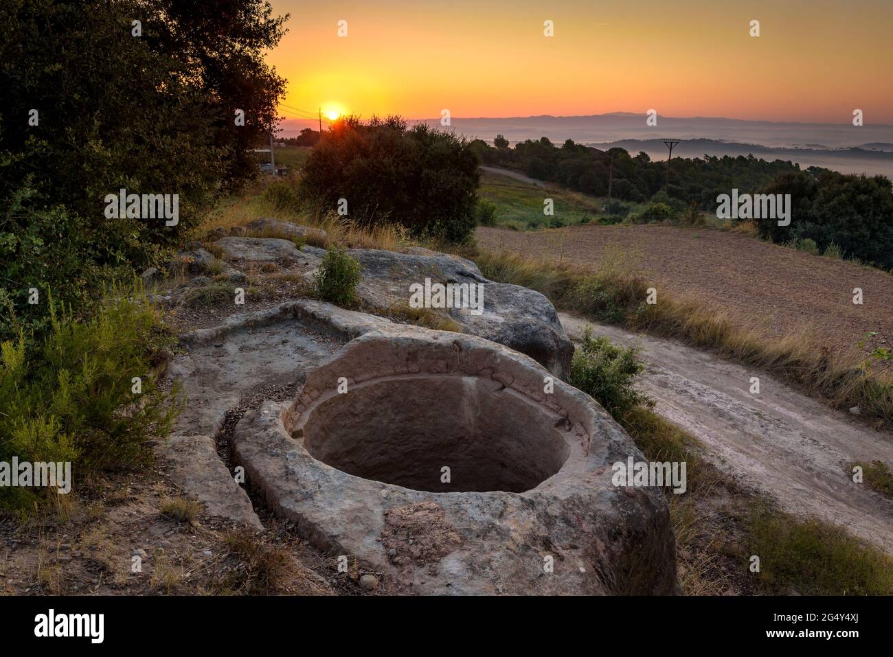 Sunrise in the vineyards of Castelladral. Tub excavated in the stone (Navàs, Barcelona, Catalonia, Spain) ESP: Amanecer en los viñedos de Castelladral Stock Photo