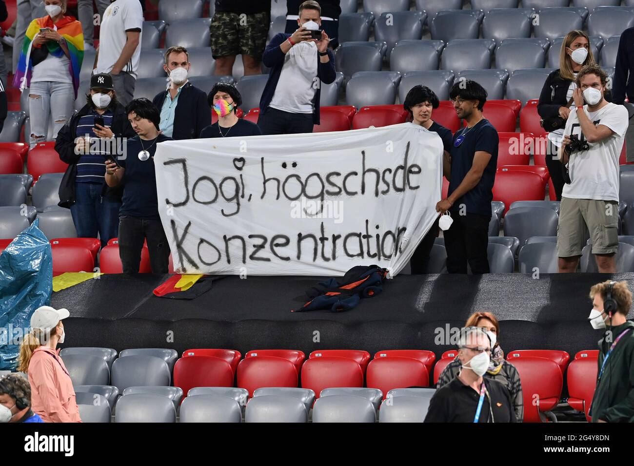 Banner, banner, banner JOGI, HOEGSCHDE KONZENTRATION. Fans, football fans of federal coach Joachim Jogi LOEW, LOW (GER), group stage, preliminary round group F, game M36, Germany (GER) - Hungary (HUN) 2-2, on June 23, 2021 in Muenchen/Germany, Soccer Arena (Alliianz Arena). Football EM 2020 from 06/11/2021 to 07/11/2021. Stock Photo