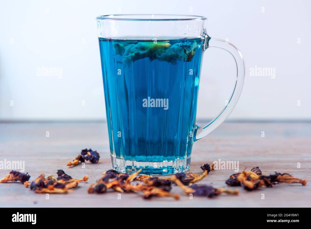 Organic Butterfly pea flowers blue Anchan tea in a glass mug. Detox ...