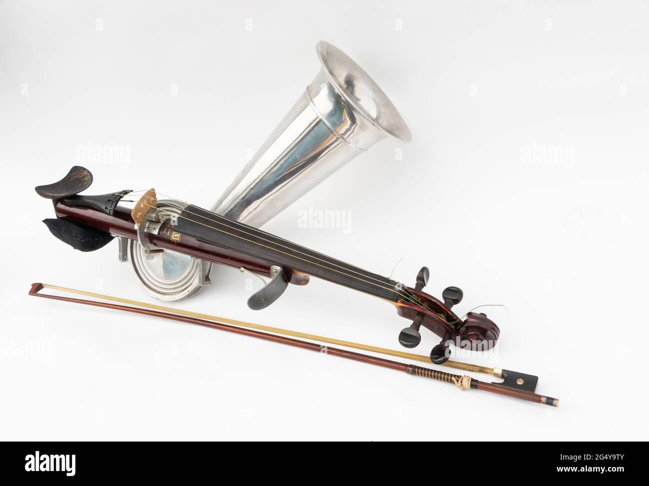 A Stroh violin or phonofiddle or stroviol musical recording instrument with bow on a white studio background Stock Photo - Alamy
