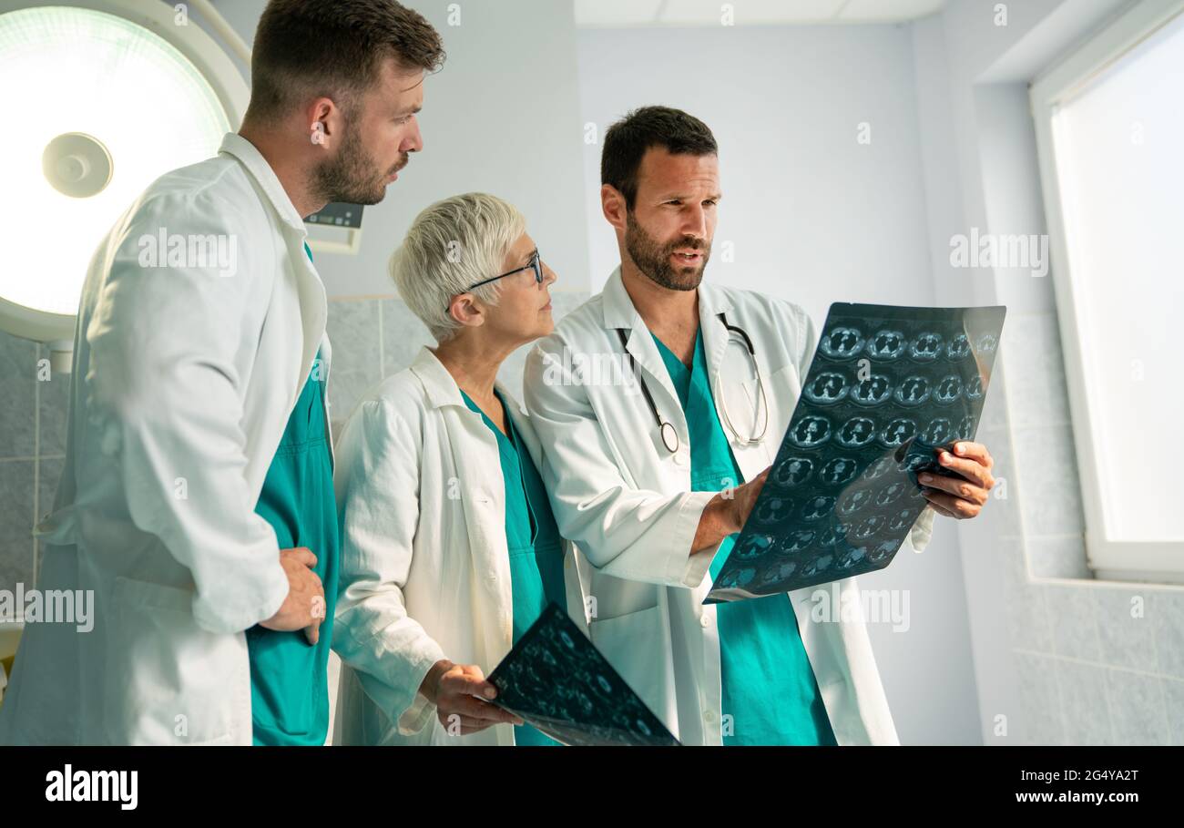 Medical team doctors checking on X-ray results in hospital Stock Photo ...