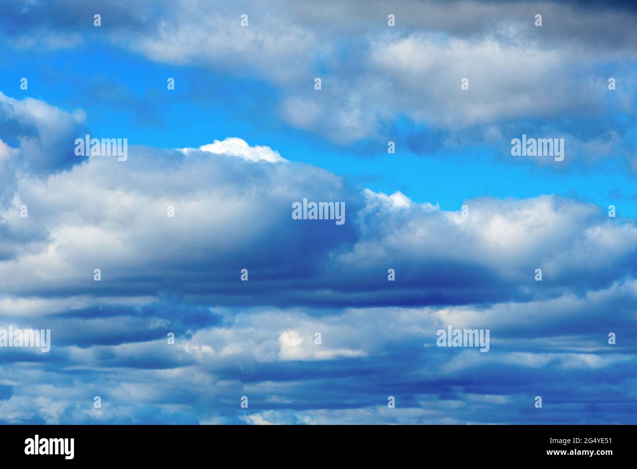Dramatic blue sky with white cloud and clouds background Stock Photo ...