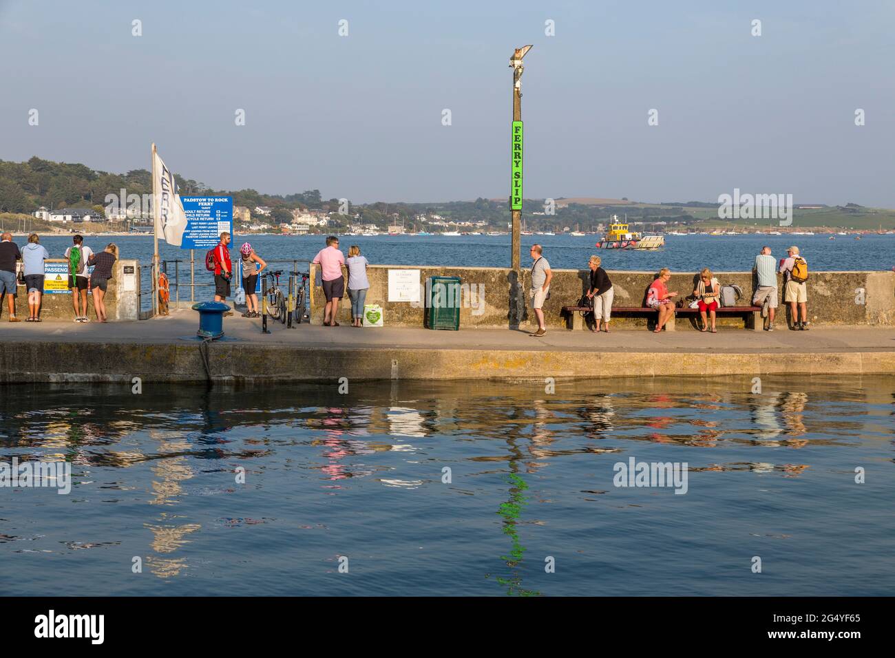 Padstow harbour pier cornwall hi-res stock photography and images - Alamy