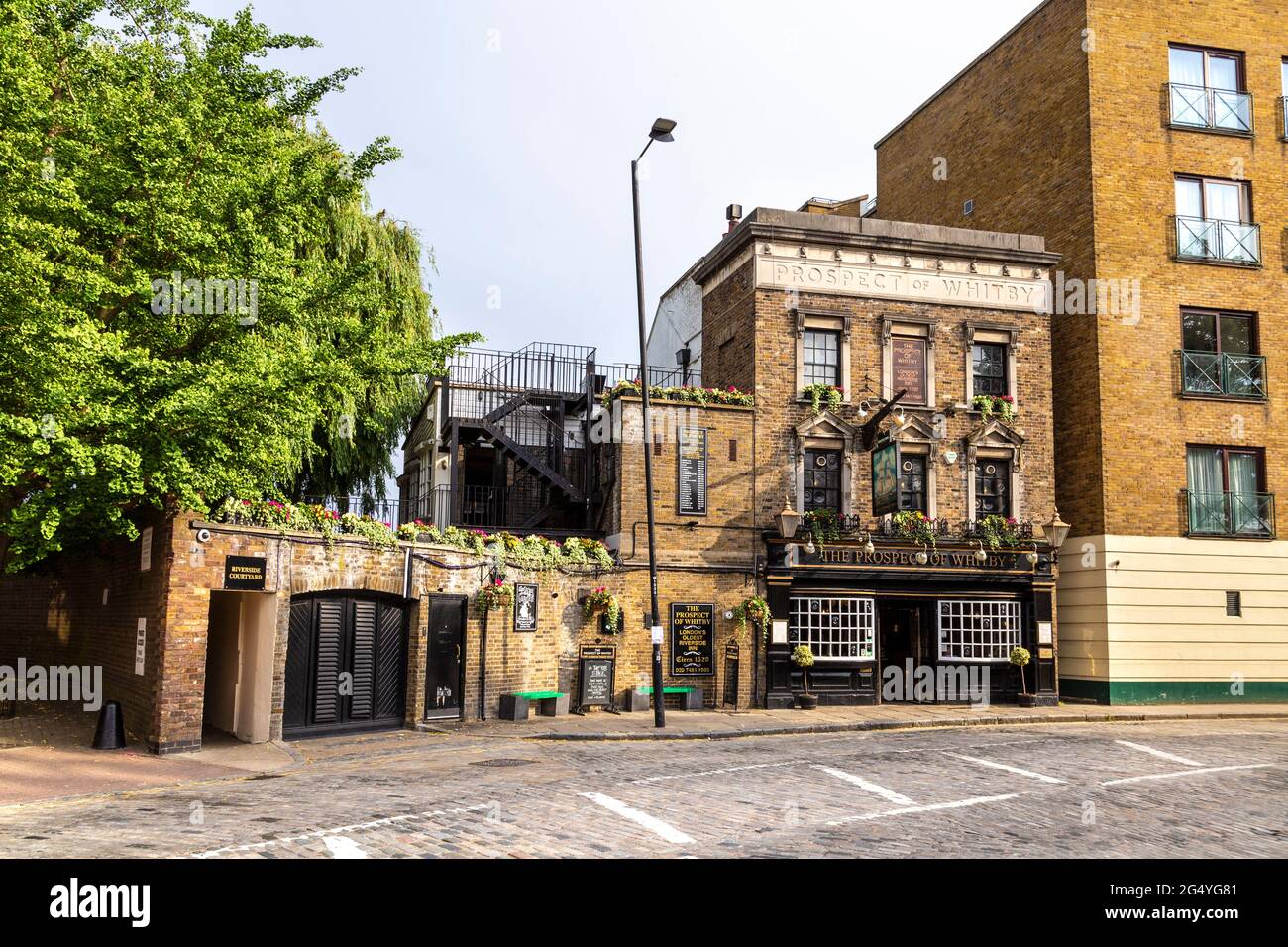 Exterior of historic riverside pub The Prospect of Whitby dating back to the 16th century, Wapping, London, UK Stock Photo