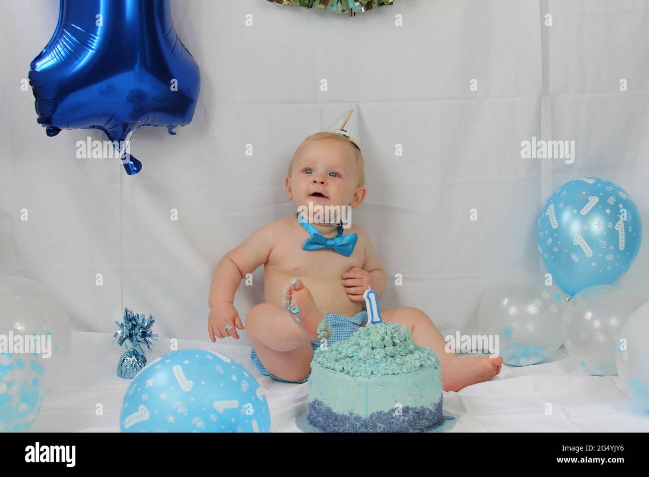3,420 en la categoría «Cake smash baby boy» de fotos e imágenes de stock  libres de regalías