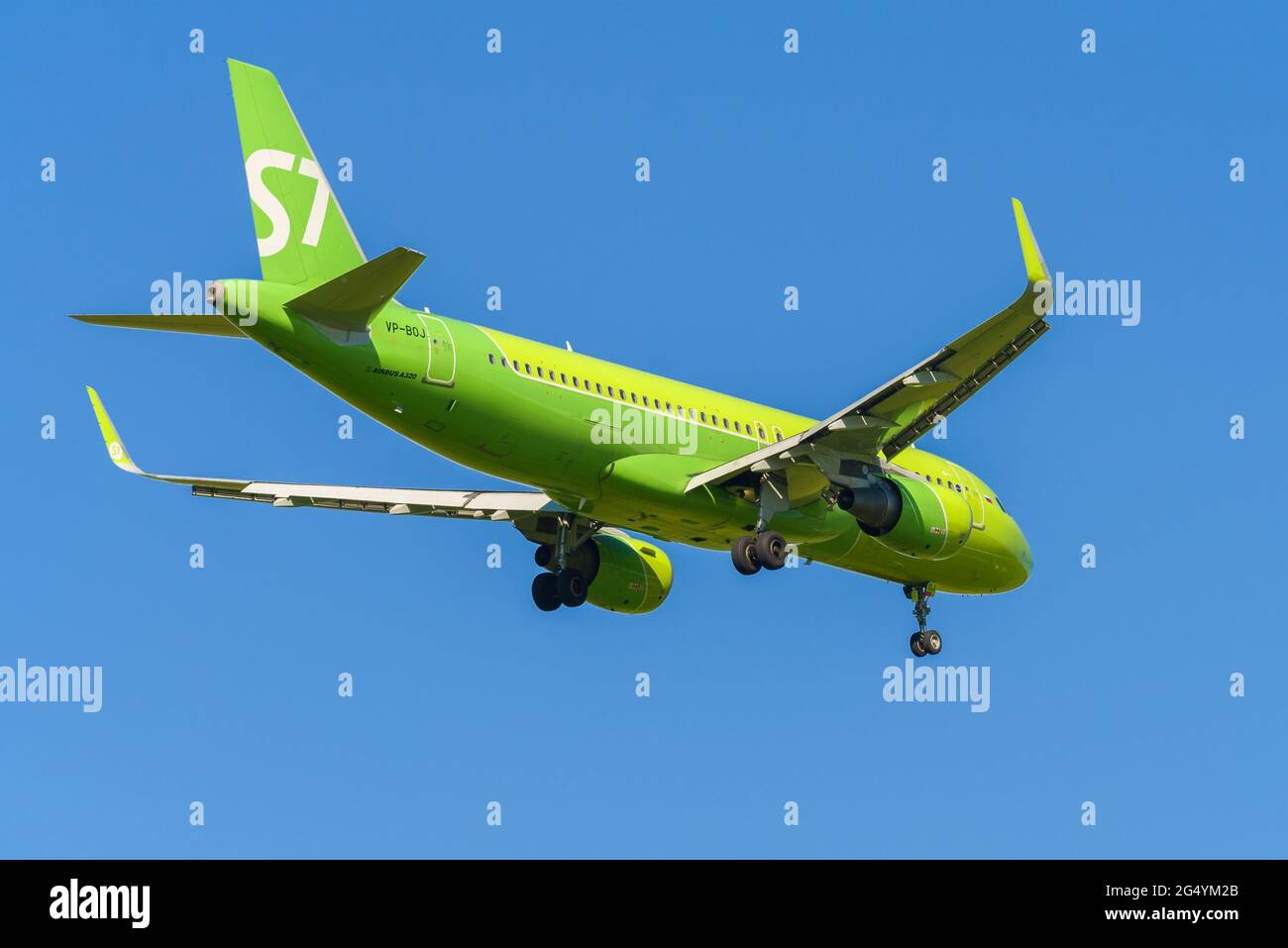 SAINT PETERSBURG, RUSSIA - MAY, 2021: Airbus A320-214 (VP-BOJ) of S7 Airlines on the glide path in the blue cloudless sky Stock Photo