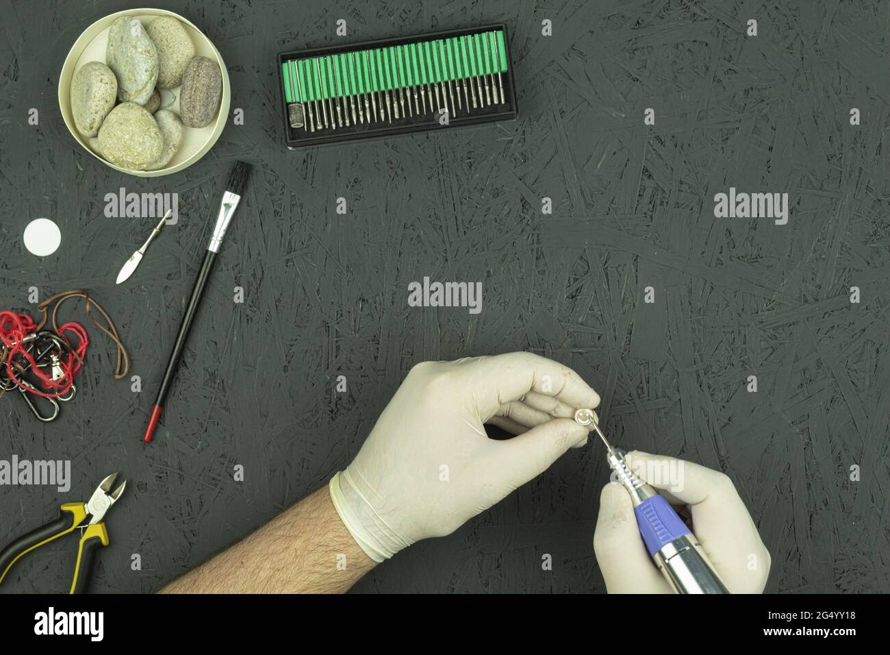 Stone processing on a highspeed rotating multifunctional ornament