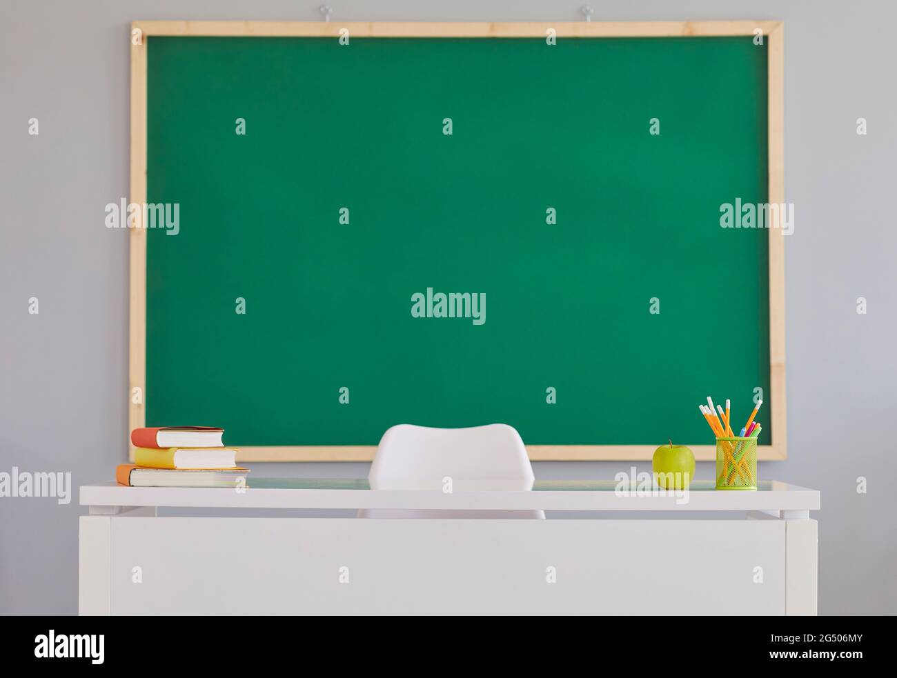 Đối với giáo viên hay bất kỳ ai đang tìm kiếm phông nền thích hợp để sử dụng trong lớp học, hãy nhấp vào đây để xem các lớp học với bàn giáo viên và bảng đen trống để viết được trình bày trên màn hình xanh. Chắc chắn bạn sẽ tìm được phông nền hoàn hảo cho lớp học của mình.