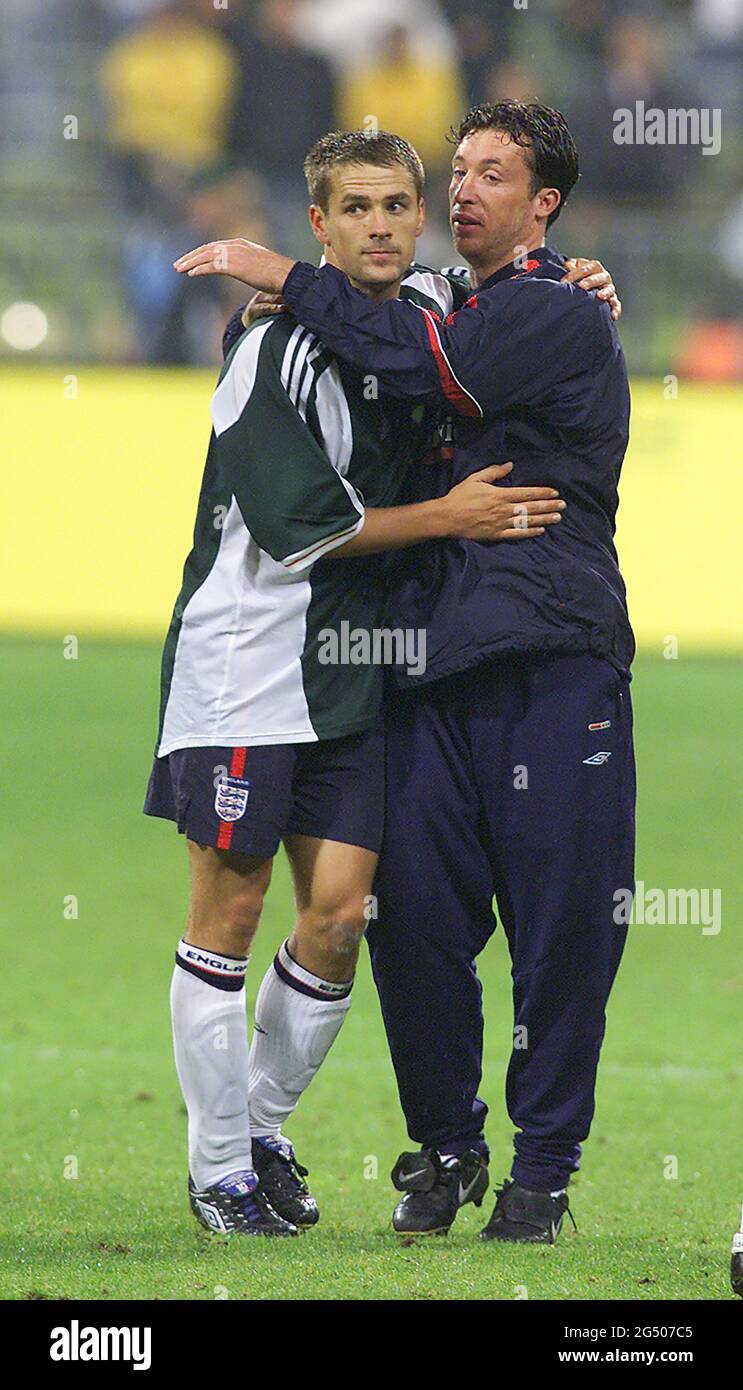 FILE : 24TH JUNE 2021. GERMANY WILL PLAY ENGLAND ON 29TH JUNE 2021 FOR UEFA EURO 2020. ORIGINAL PHOTO WAS TAKEN ON 1ST SEPTEMBER 2001  MICHAEL OWEN CONGRATULATED ON HIS HAT-TRICK BY ROBBIE FOWLER  GERMANY v ENGLAND -  WORLD CUP QUALIFIER, MUNICH.  1/09/2001 PICTURE : MARK PAIN / ALAMY Stock Photo