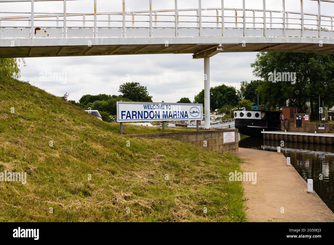 Entrance sign to Farndon Marina with pedestrian footbridge, near Newark, Nottinghamshire, England. Stock Photo