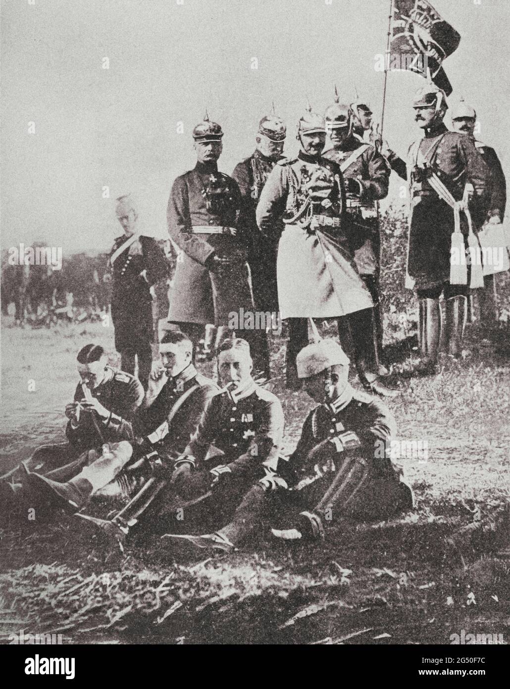 The German kaiser Wilhelm II and his staff. At his feet, his son, the kronprinz Friedrich Wilhelm, the cigarette has his mouth. 1914 Stock Photo