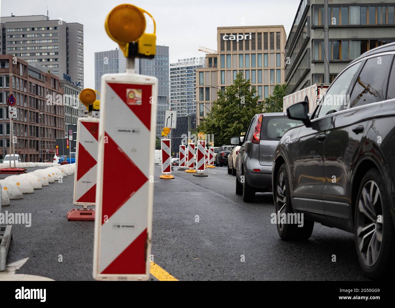 Berlin, Germany. 24th June, 2021. Vehicles stand close together on the Mühlendamm bridge. During an inspection of the structure, severe damage has been discovered. The damage would require "immediate safety measures", the traffic information center (VIZ) announced on Thursday morning. Therefore, until further notice, only the bus lane on Mühlendamm in the direction of Potsdamer Platz is available for all motor vehicle traffic, it added. In the morning, there were already traffic obstructions around the bridge. Credit: Paul Zinken/dpa-Zentralbild/dpa/Alamy Live News Stock Photo