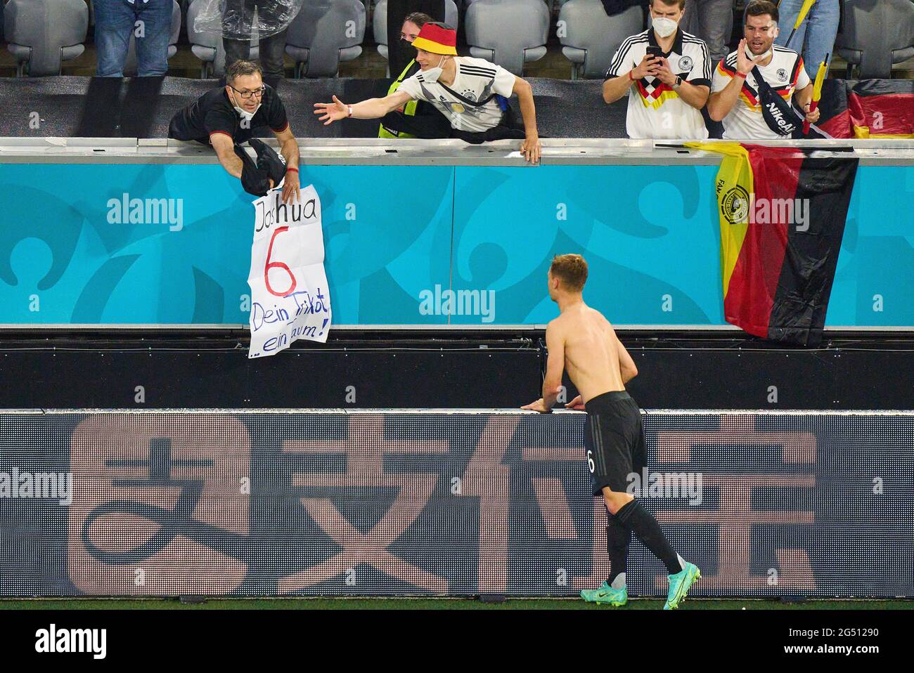 Joshua KIMMICH, DFB 6 offers his jersey to fans in the Group F match GERMANY, Hungary. , . in Season 2020/2021 on June 23, 2021 in Munich, Germany. Credit: Peter Schatz/Alamy Live News Stock Photo