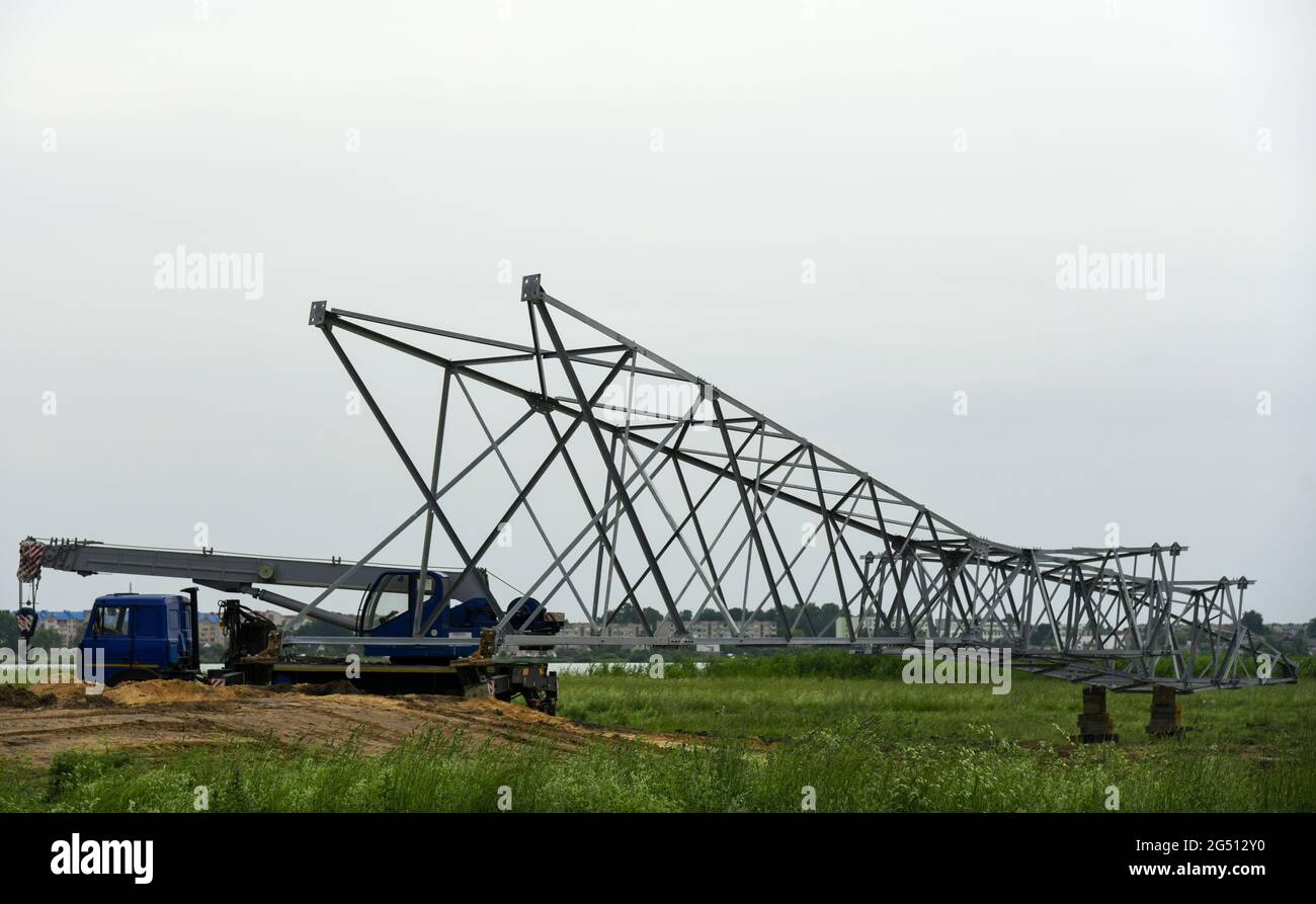 Builders install power line tower Stock Photo Alamy