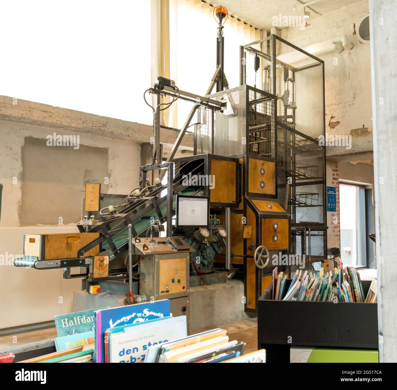 Book sorting machine hi-res stock photography and images - Alamy