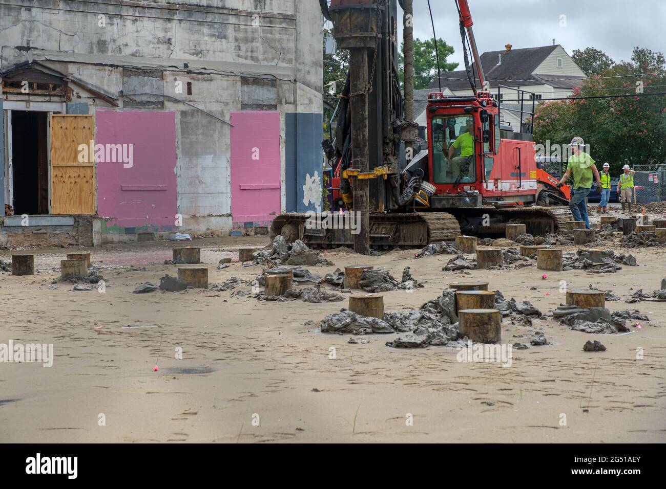 NEW ORLEANS, LA, USA - JUNE 22, 2021: Industrial pile driver and workers preparing  foundation for new construction in Uptown New Orleans Stock Photo