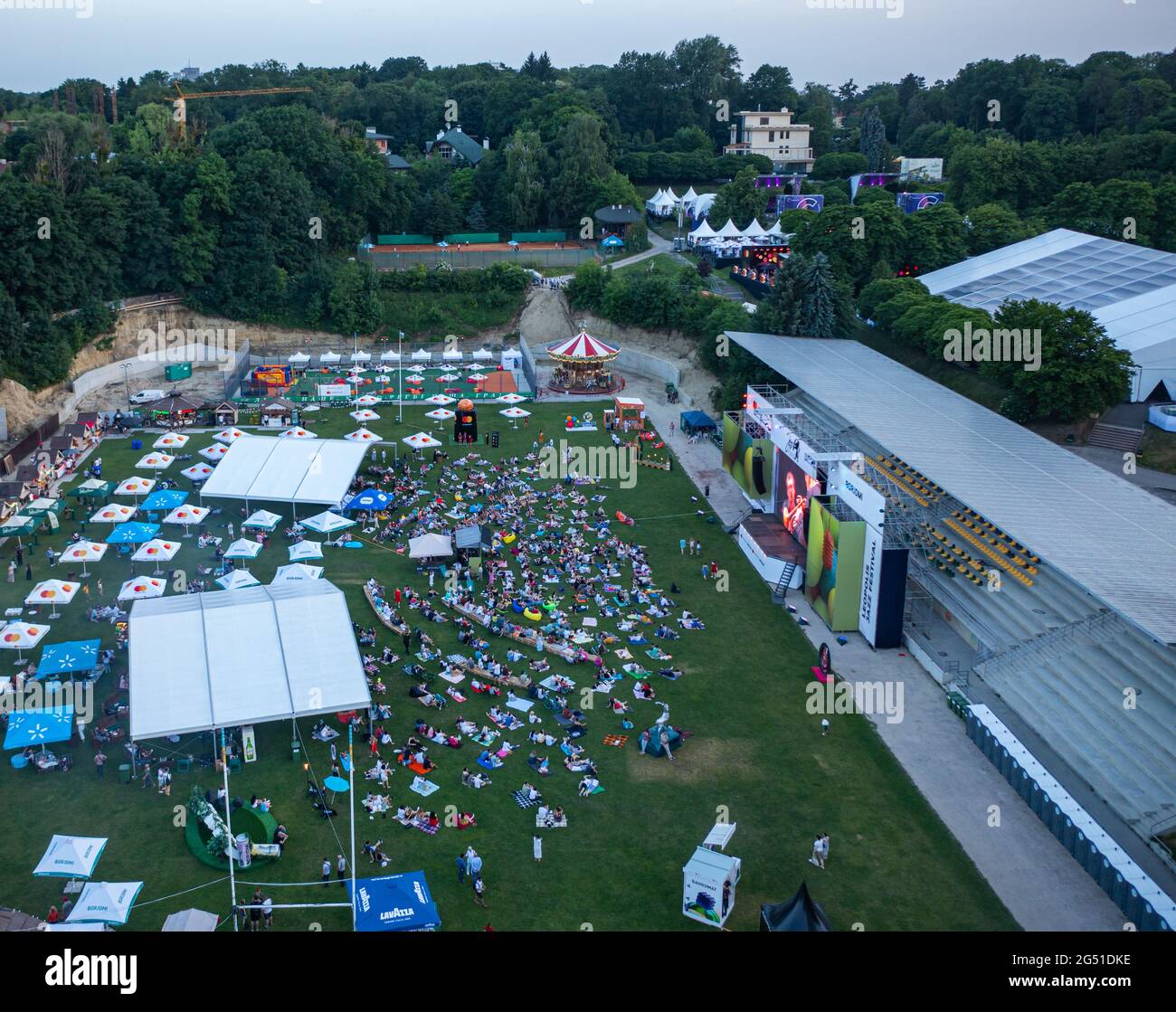 batteri falsk tub Lviv, Ukraine - June 24, 2021: Leopolis Jazz Fest 2019. Stage dedicated to  Eddie Rosner. Picnic zone. Aerial view from drone Stock Photo - Alamy