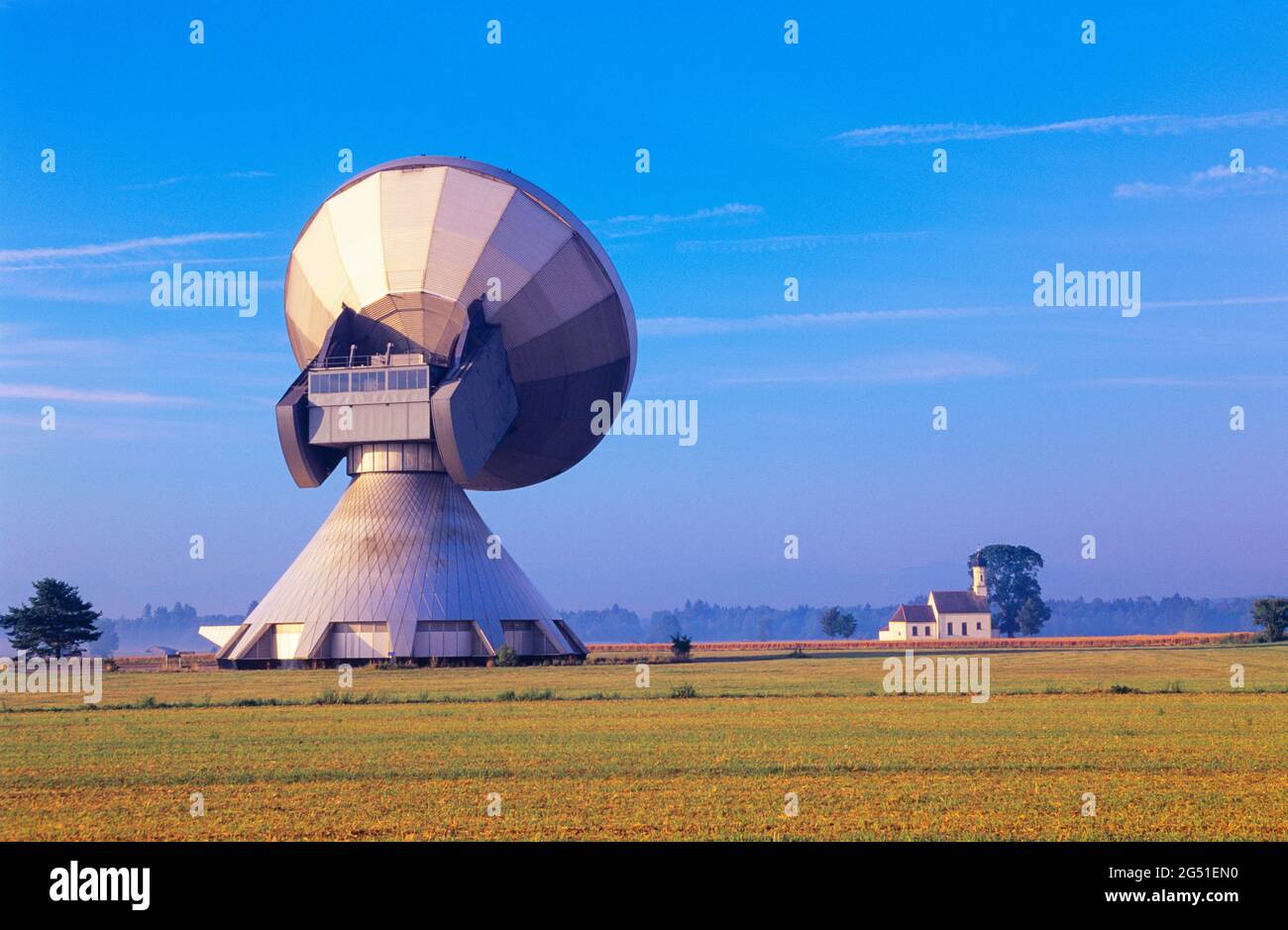 Radio telescope in field, Raisting, Bavaria, Germany Stock Photo