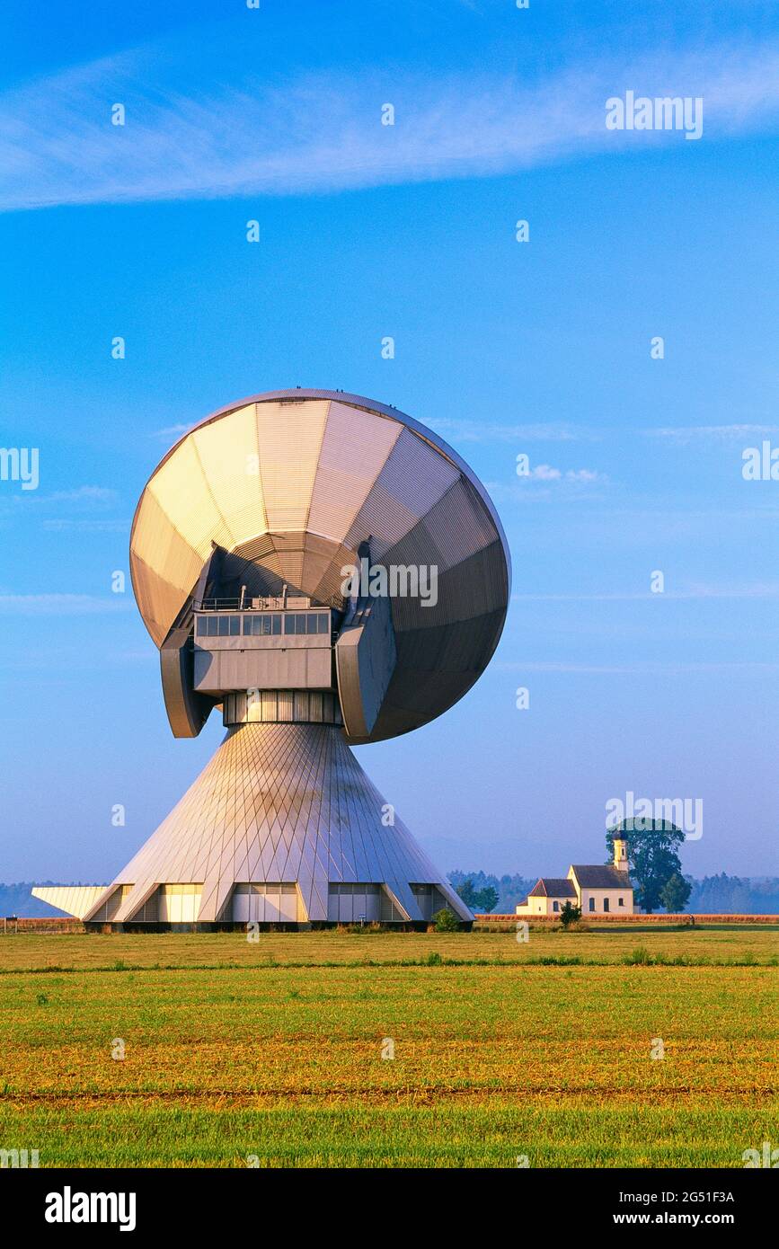 Radio telescope in field, Raisting, Bavaria, Germany Stock Photo