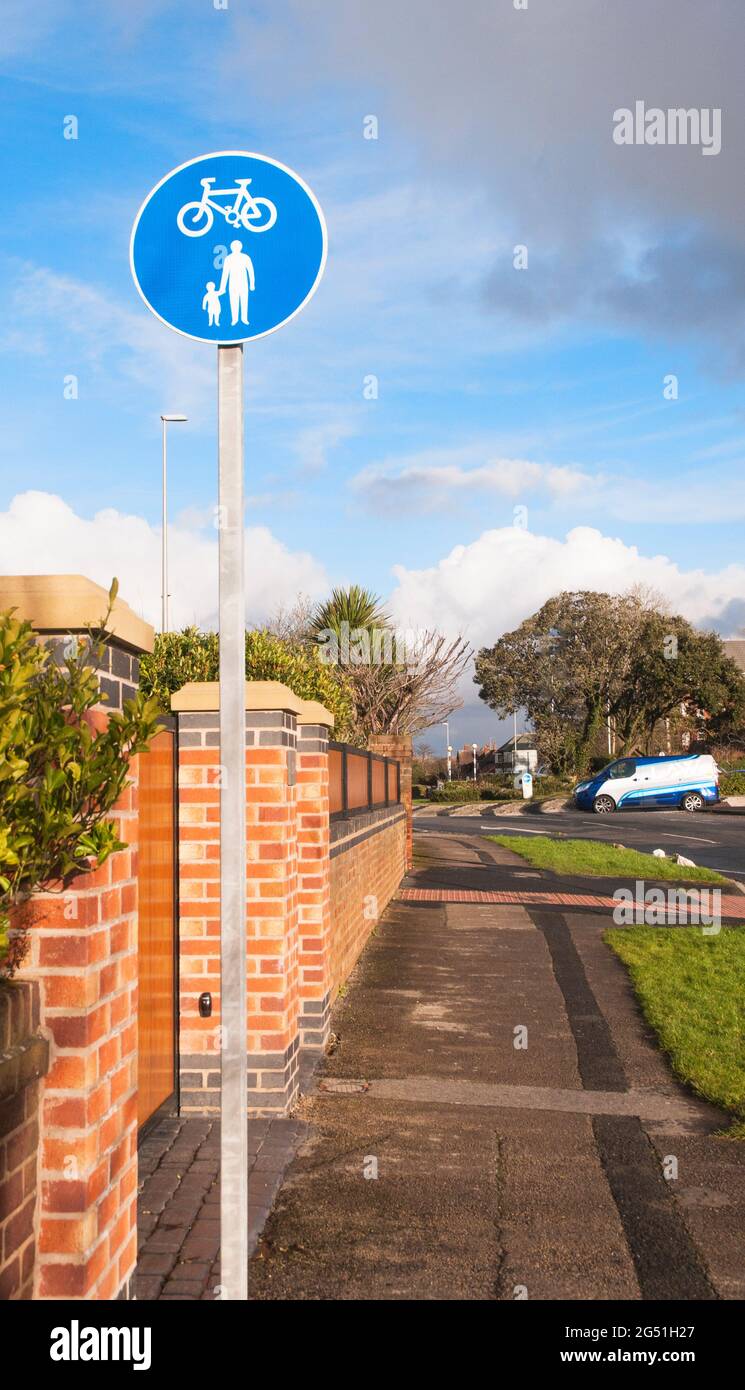 Sign to indicate shared pedestrian and pedal cycle routte along