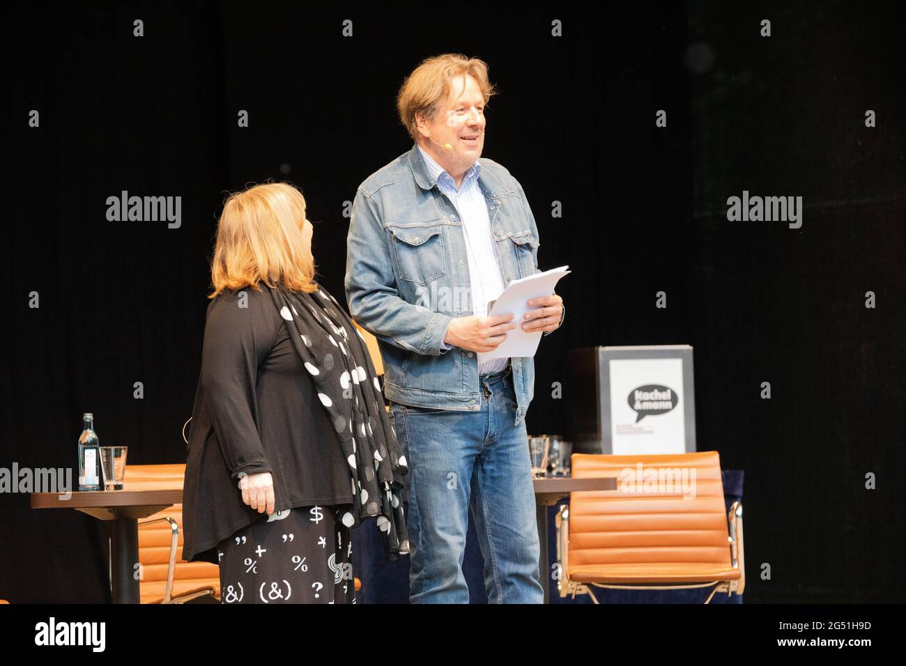 KACHEL & MANN – DIE TALKSHOW FÜR ALLE WETTERLAGEN mit Jörg Kachelmann und Angelika Mann im Boulevardtheater Dresden 24.6.2021 Stock Photo