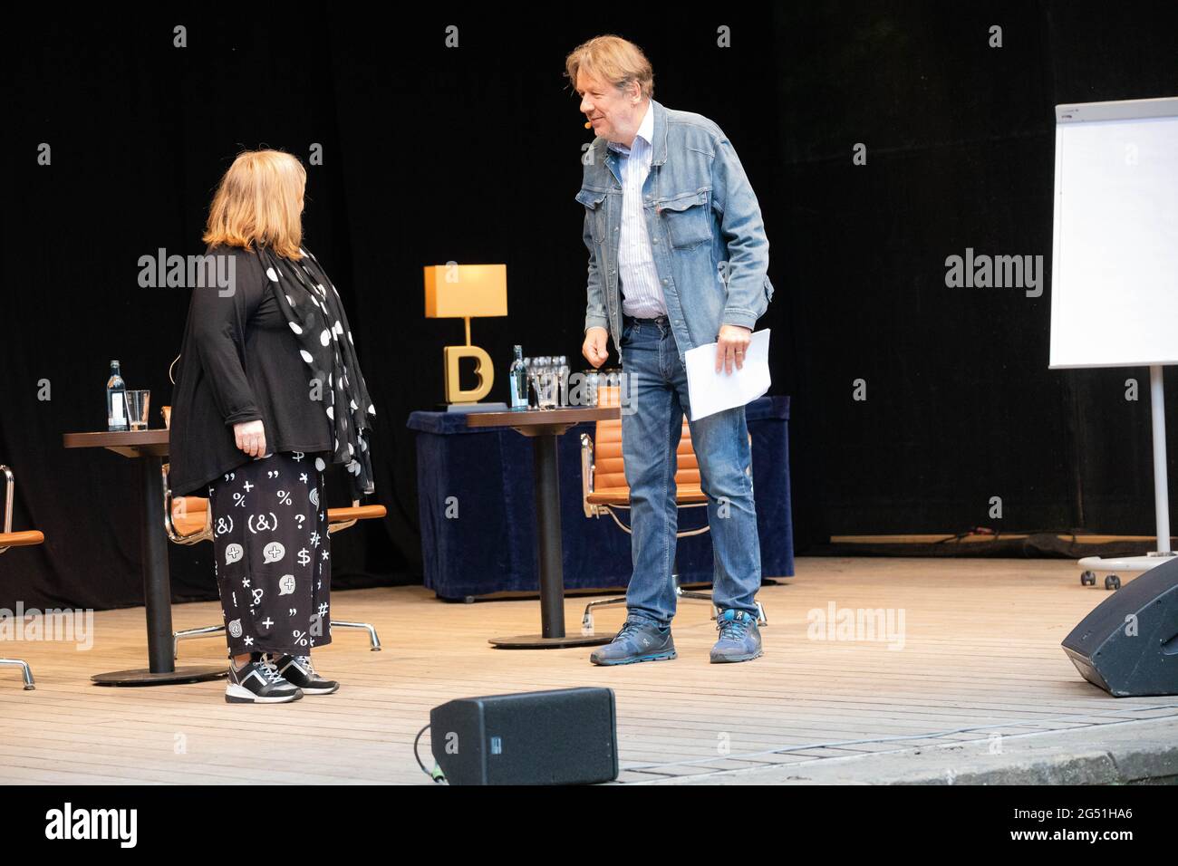 KACHEL & MANN – DIE TALKSHOW FÜR ALLE WETTERLAGEN mit Jörg Kachelmann und Angelika Mann im Boulevardtheater Dresden 24.6.2021 Stock Photo