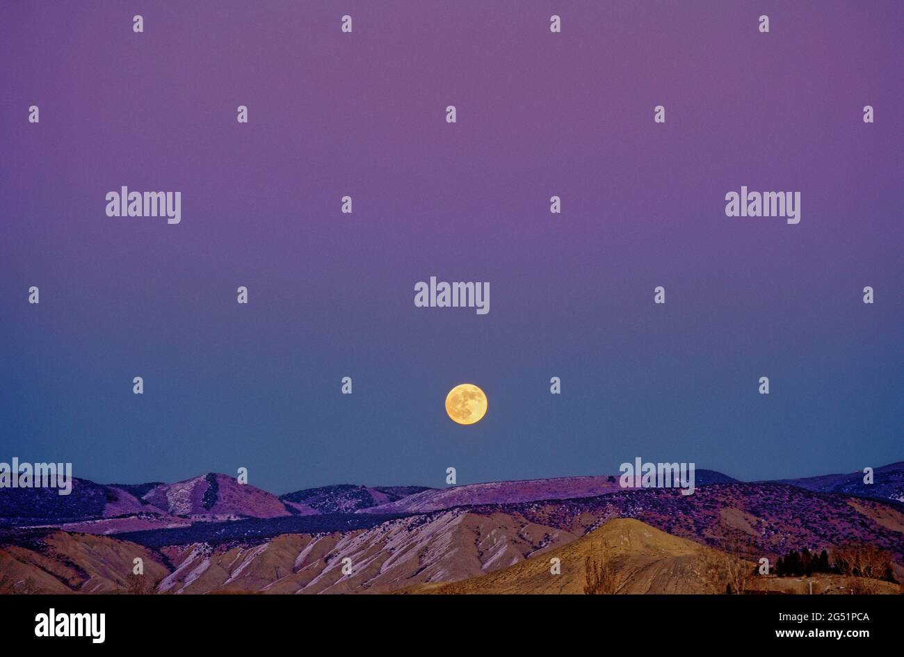 Full moon at dusk above mountains, Colorado, USA Stock Photo