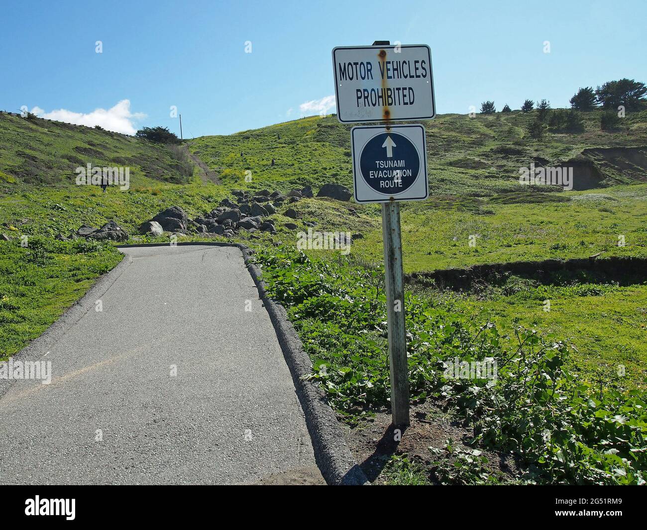 Tsunami Evacuation route and motor vehicles prohibited sign in Pacifica, California Stock Photo