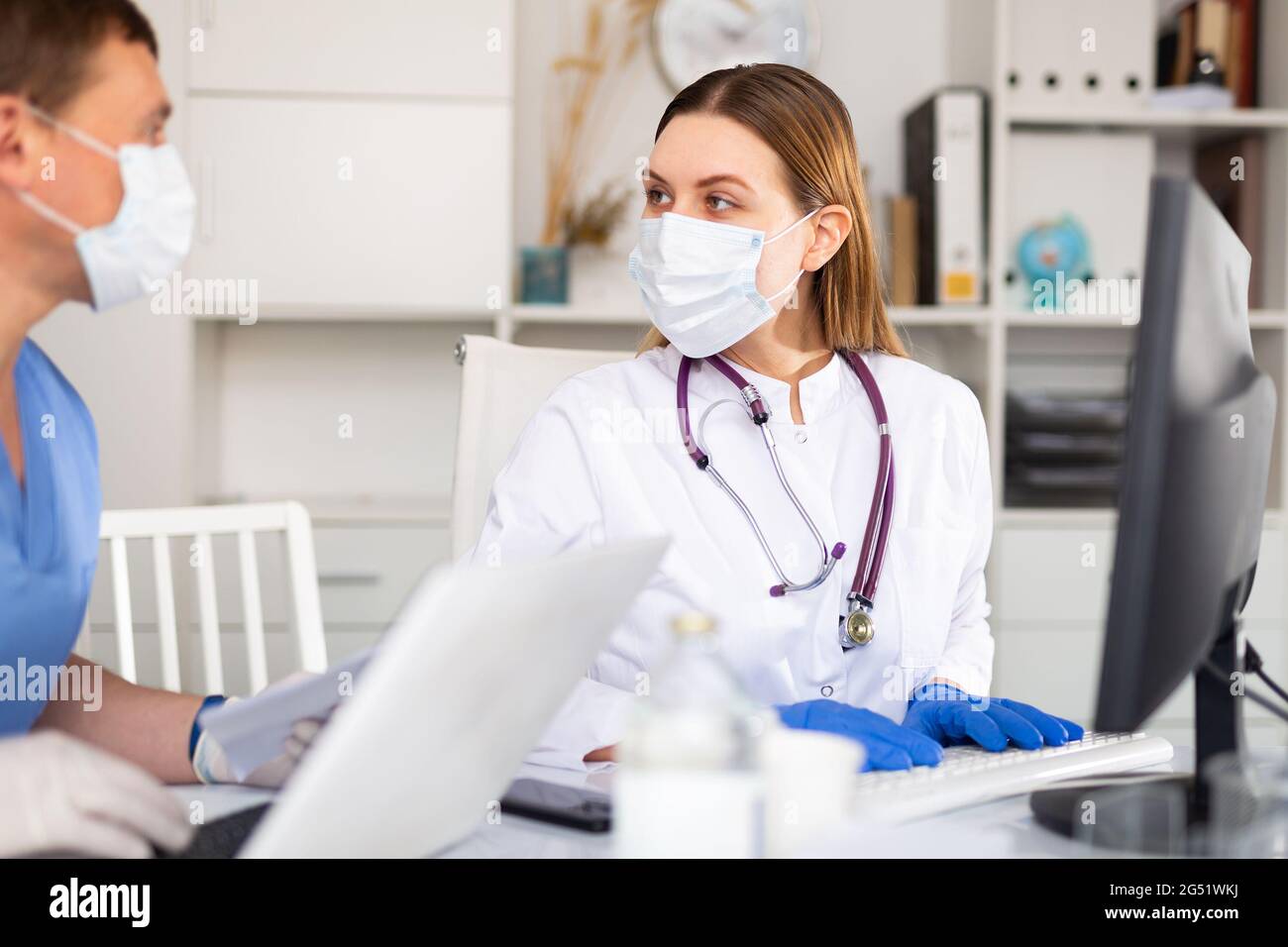 Female therapist consulting with male colleague Stock Photo - Alamy