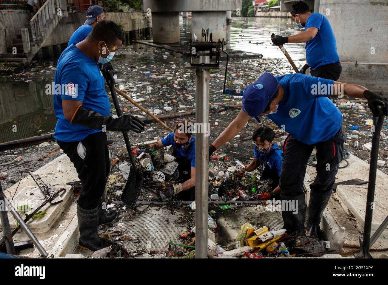 Members of the River Warriors gather trash to a 'trash boat' from the heavily polluted San Juan River, a tributary of Pasig River, in Mandaluyong City, Philippines, June 21, 2021. The 'River Warriors' is a group of volunteers founded over a decade ago whose sole purpose was to pick up garbage in and around Manila's Pasig River. Picture taken June 21, 2021. REUTERS/Eloisa Lopez Stock Photo
