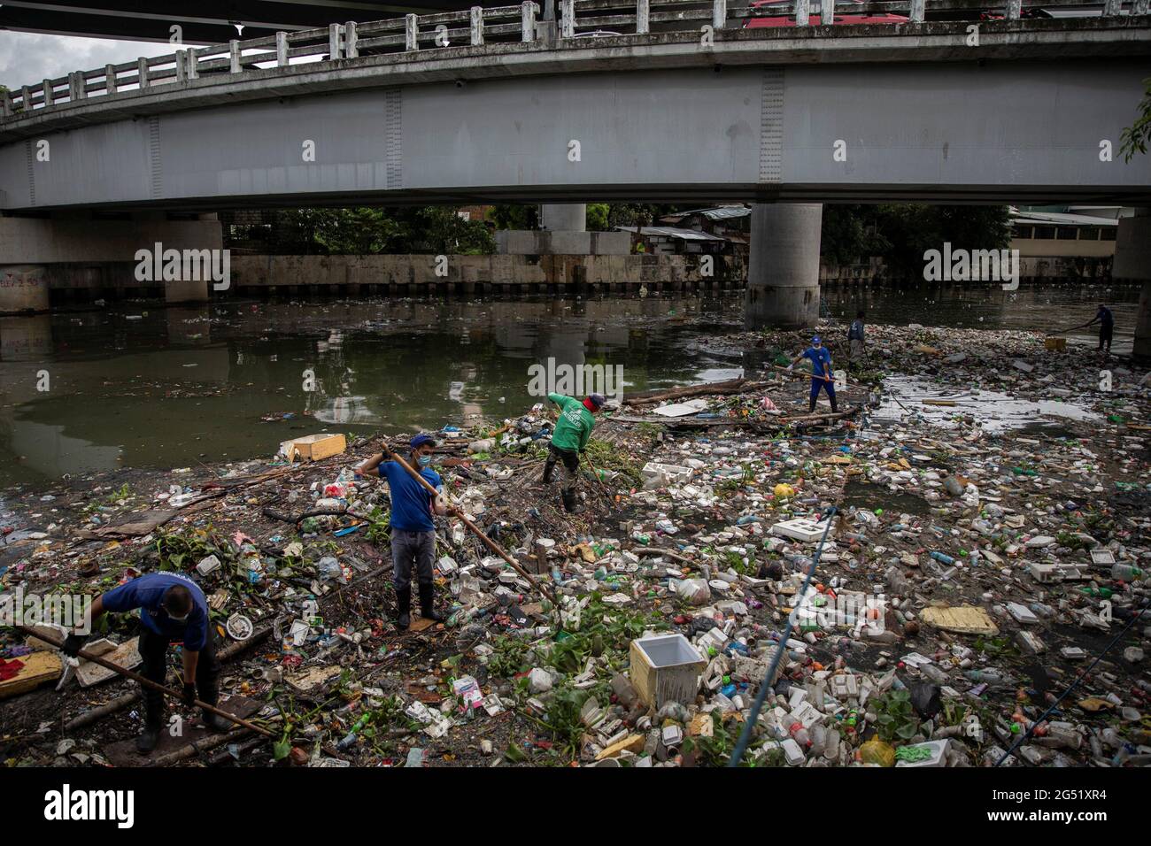 Members of the River Warriors gather washed-up trash from the heavily polluted San Juan River, a tributary of Pasig River, in Mandaluyong City, Philippines, June 21, 2021. The 'River Warriors' is a group of volunteers founded over a decade ago whose sole purpose was to pick up garbage in and around Manila's Pasig River. Picture taken June 21, 2021. REUTERS/Eloisa Lopez Stock Photo