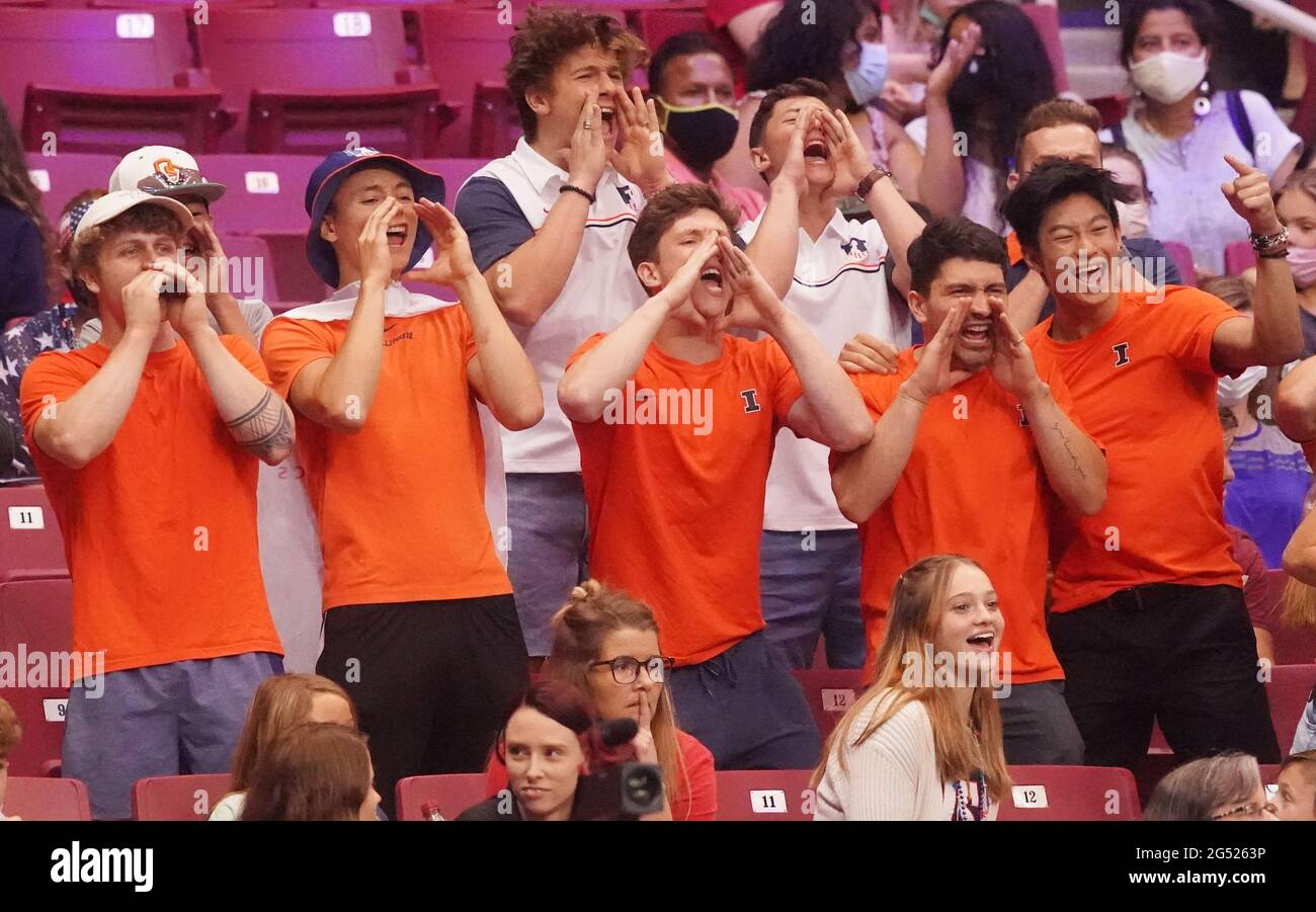 Students from the University of Illinois cheer for Olympic hopeful Alex ...