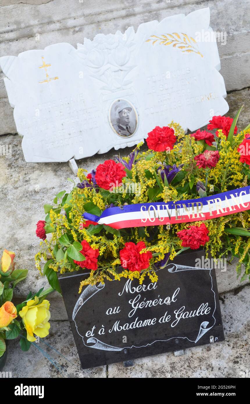FRANCE. HAUTE-MARNE (52). COLOMBEY-LES-DEUX-EGLISES. BUNCHS OF FLOWERS LAID BY THE PRESIDENCY OF THE REPUBLIC ON THE TOMB OF GENERAL DE GAULLE AND HIS Stock Photo