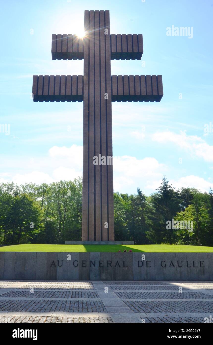 FRANCE. HAUTE-MARNE (52). COLOMBEY-LES-DEUX-EGLISES. THE 43M HIGH LORRAINE CROSS, BUILT IN SPRING 1972 BY THE ARCHITECTS NEBINGEN AND MOSSER ON LA MON Stock Photo