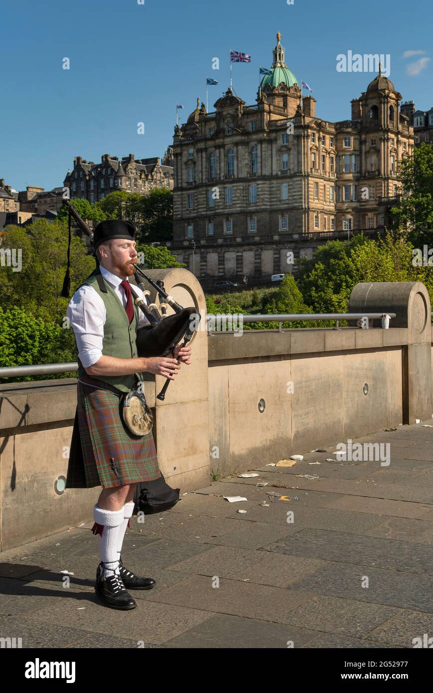 Edinburgh piper hires stock photography and images Alamy