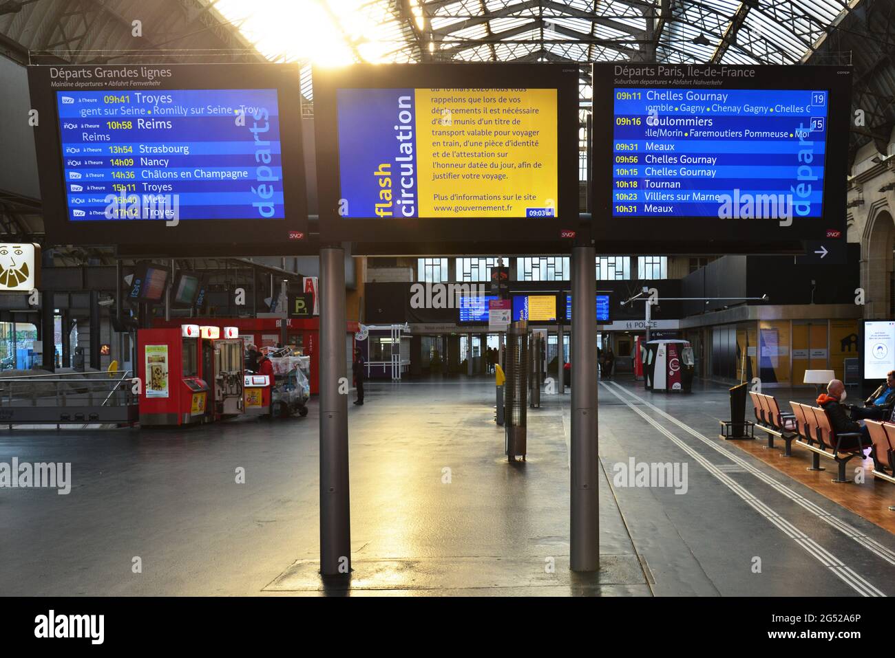 Train Coulommiers Paris Gare De L Est ILE-DE-FRANCE. PARIS (9TH). EAST RAILWAY STATION (GARE DE L'EST). SIGN  INDICATING TRAIN DEPARTURES WITH REMINDER OF DISPLACEMENT MEASURES DUE TO  CONFI Stock Photo - Alamy