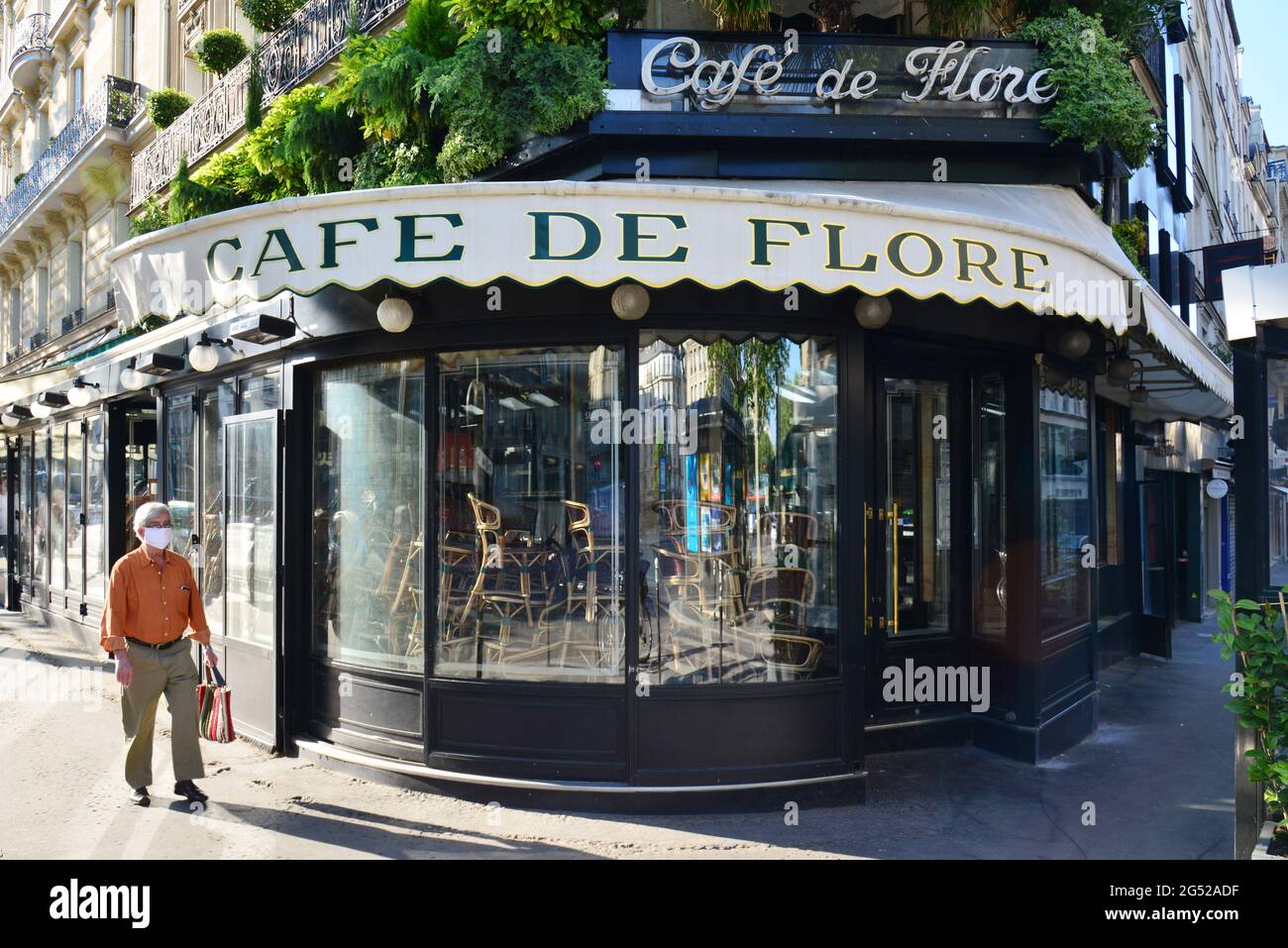 FRANCE. PARIS (6TH). PARISIAN WITH MASK AT THE CAFE DE FLORE, AT SAINT-GERMAIN DES PRES, CLOSED DURING THE CONFINEMENT IN APRIL 2020. Stock Photo