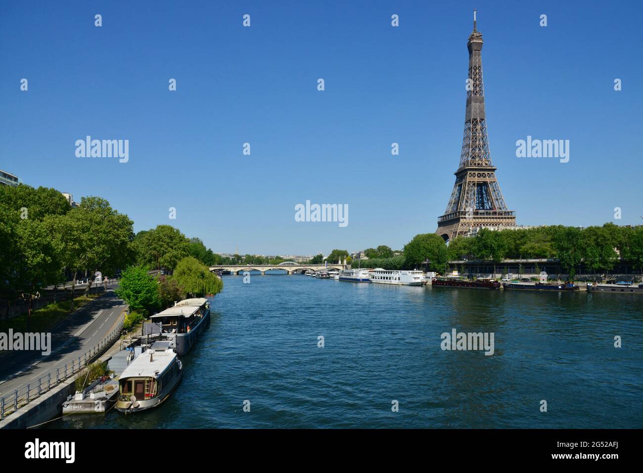FRANCE. PARIS (16E). VIEW ON THE RIVER SEINE, THE PENICHES ANCHORED ALONG ITS QUAYS AND THE EIFFEL TOWER. Stock Photo
