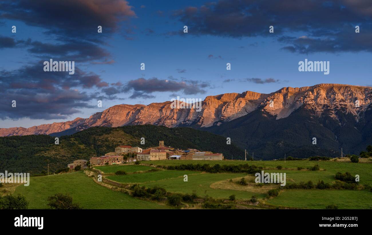 Sunset and moonrise over the Cadí mountain range, seen from Vilanova de Banat (Alt Urgell, Catalonia, Spain, Pyrenees) Stock Photo