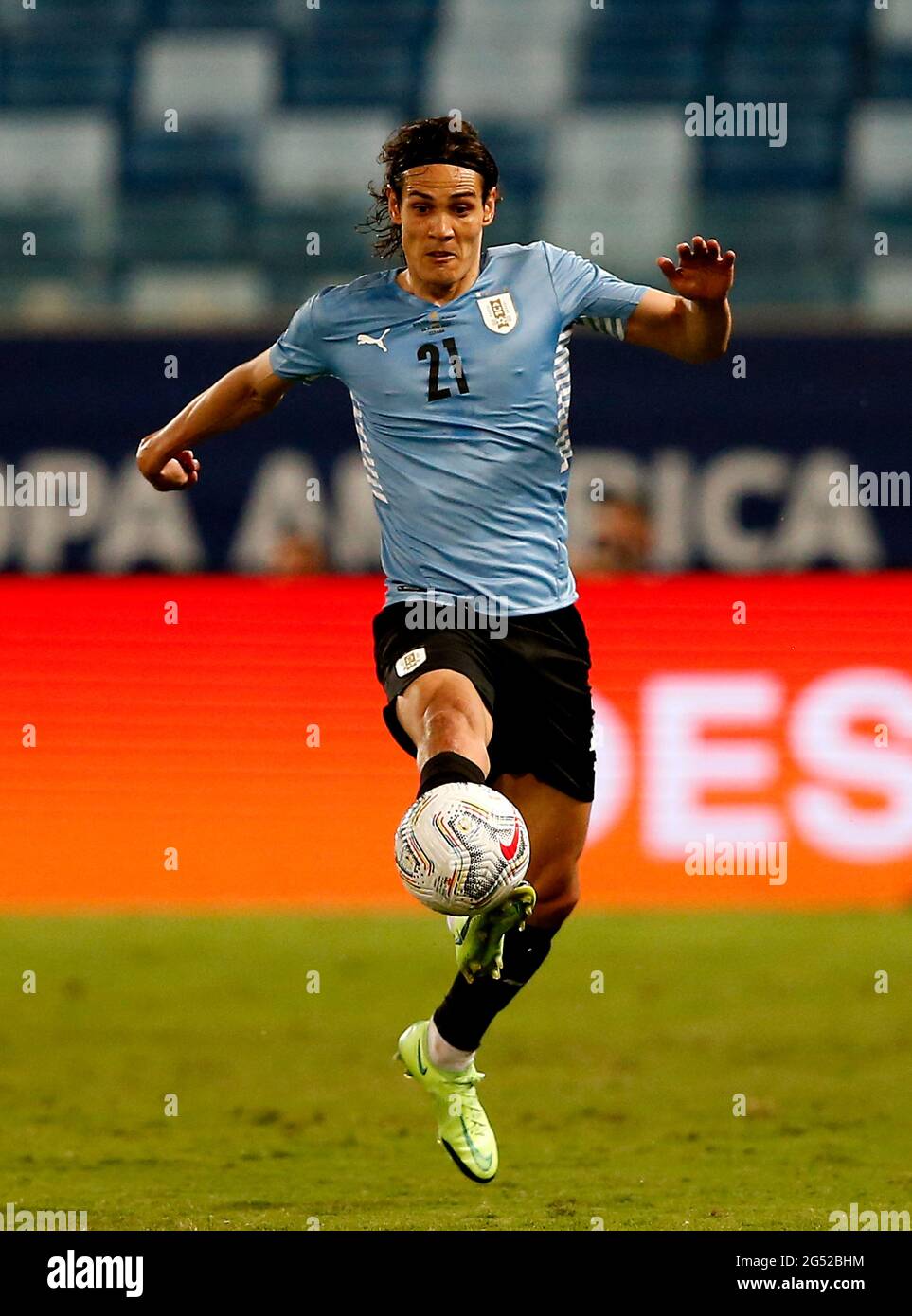 Alan Benítez of Paraguay competes for the ball with Edinson Cavani